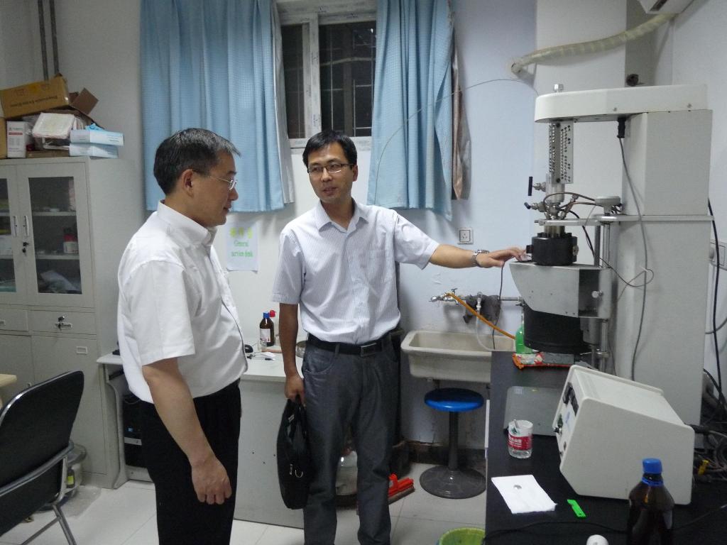 杨国强研究员参观多特蒙德赞助商bob高压科学与技术研究中心